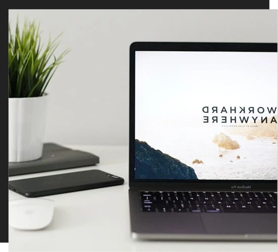 白い画面のパソコンの写真