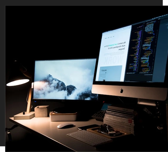 二つのパソコンの写真